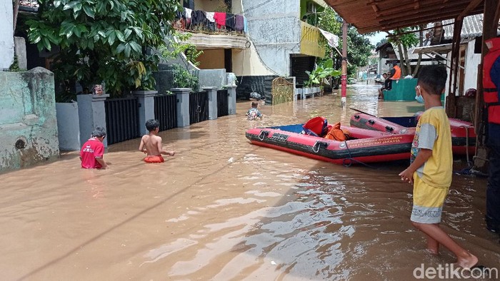 Pantauan banjir di Pejaten Timur, Jakarta Selatan, Senin (8/2) pukul 12.38 WIB