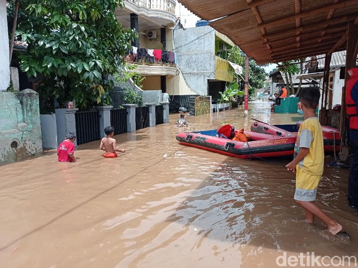 Pantauan banjir di Pejaten Timur, Jakarta Selatan, Senin (8/2) pukul 12.38 WIB