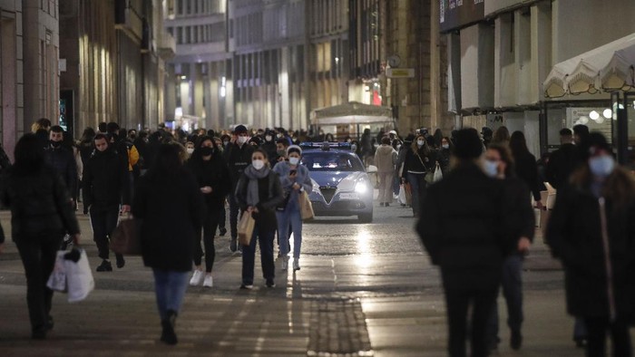 People crowd Via Condotti shopping street in Rome, Saturday, Feb. 7, 2021 following the ease of restriction measures to curb the spread of COVID-19. (Cecilia Fabiano/LaPresse via AP)