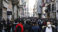 Kementerian Kesehatan Italia telah melonggarkan pembatasan di 15 dari 20 wilayah Italia karena jumlah orang yang terinfeksi terus menurun.