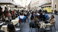 Selain itu, bar dan restoran di sebagian wilayah Italia sudah boleh melayani konsumen yang ingin bersantap di tempat hingga pukul 6 petang.