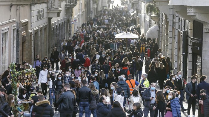 Pembatasan Melonggar, Warga Italia Padati Jalanan Lagi People crowd Via Condotti shopping street in Rome, Saturday, Feb. 7, 2021 following the ease of restriction measures to curb the spread of COVID-19. (Cecilia Fabiano/LaPresse via AP)
