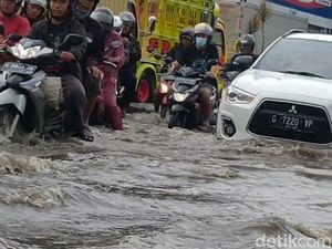 Jalur Pantura Pekalongan Masih Banjir Siang Ini, Lalin Macet
