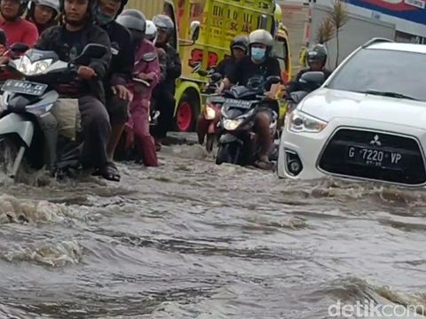 Penampakan banjir di Jalur Pantura Kota Pekalongan, Senin (8/2/2021) pukul 11.45 WIB