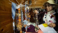 Para pelaku UMKM yang berjualan di kios tersebut pun menjajakan berbagai oleh-oleh khas Jakarta, mulai dari batik hingga beragam aksesoris dan pernak-pernik menarik.