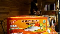 Ada pula pelaku UMKM yang berjualan beragam makanan olahan.