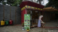 Harga berbagai produk yang dijajakan di sana pun bervariasi, mulai dari Rp 10 ribu hingga ratusan ribu rupiah. Kios UMKM ini buka dari hari Senin hingga Sabtu mulai pukul 11.00 hingga 20.00. Sementara untuk hari Minggu, kios ini buka mulai dari jam 07.00 hingga 22.00.
