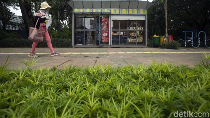 Penampakan Lapak UMKM yang Kini Mejeng di Trotoar Thamrin Ada yang berbeda di trotoar yang berada di kawasan MH Thamrin, Jakarta. Di trotoar itu kini terdapat kios penjualan bagi UMKM. Berikut penampakannya.