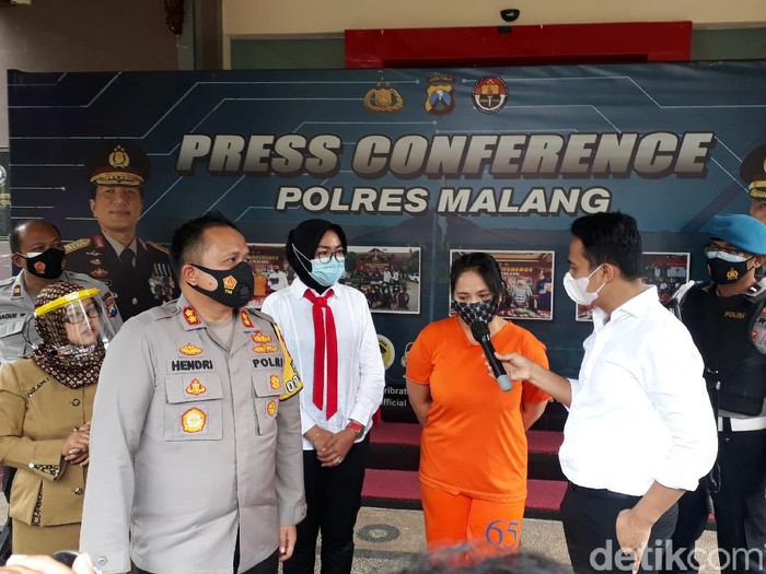 Seorang biduan di Malang ditangkap karena tersandung kasus penipuan. Ia yakni Renny Hermawati (43) alias Renny Mozza, warga Lowokwaru, Kota Malang.