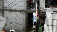 Selain itu, masih ada sejumlah warga yang bertahan di lantai 2 rumah akibat banjir yang merendam area permukiman mereka.
