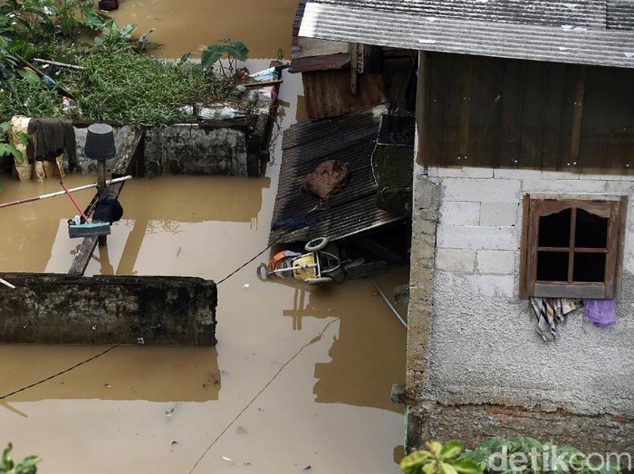 Banjir masih merendam permukiman warga di kawasan Rawajati, Kalibata, Jaksel. Ketinggian banjir mencapai 1 meter lebih. Berikut penampakannya.