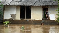 Penampakan rumah-rumah warga yang masih terendam banjir di kawasan Rawajati, Kalibata, Jakarta Selatan, Senin (8/2/2021).
