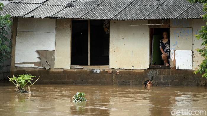 Banjir masih merendam permukiman warga di kawasan Rawajati, Kalibata, Jaksel. Ketinggian banjir mencapai 1 meter lebih. Berikut penampakannya.