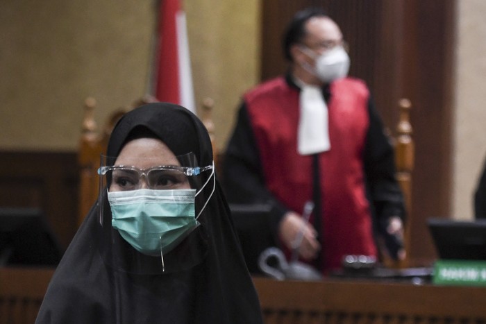 Terdakwa kasus penerimaan suap dari Djoko Tjandra terkait pengurusan fatwa Mahkamah Agung (MA), Pinangki Sirna Malasari menjalani sidang pembacaan tuntutan, di Pengadilan Tipikor, Jakarta, Senin (11/1/2021). Mantan Kepala Sub Bagian Pemantauan dan Evaluasi II pada Biro Perencanaan Jaksa Agung Muda Pembinaan Kejaksaan Agung  itu dituntut Jaksa Penuntut Umum (JPU) empat tahun penjara dan membayar denda Rp.500 juta subsider enam bulan kurungan. ANTARA FOTO/Hafidz Mubarak A/hp.