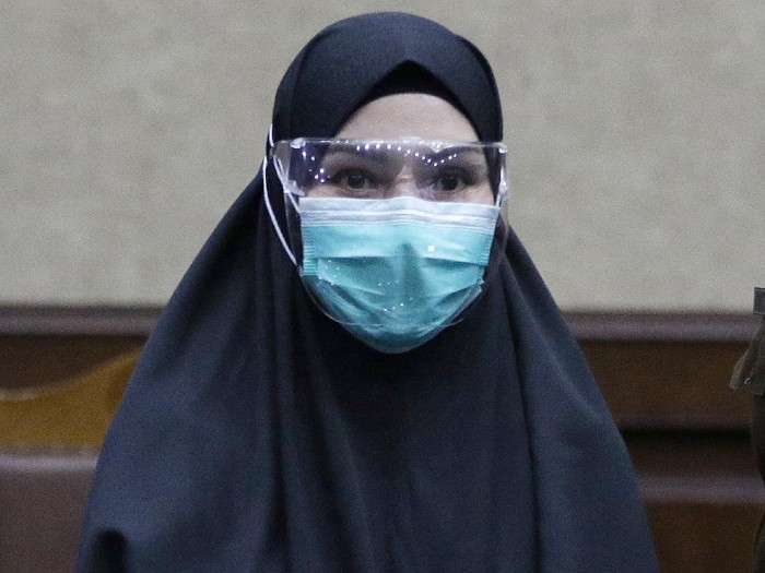 Terdakwa kasus penerimaan suap dari Djoko Tjandra terkait pengurusan fatwa Mahkamah Agung (MA), Pinangki Sirna Malasari menjalani sidang pembacaan Putusan di Pengadilan Tipikor, Jakarta, Senin (8/2/2021). Mantan Kepala Sub Bagian Pemantauan dan Evaluasi II pada Biro Perencanaan Jaksa Agung Muda Pembinaan Kejaksaan Agung itu divonis oleh Majelis Hakim 10 Tahun penjara ditambah denda Rp600 juta subsider 6 bulan kurungan. ANTARA FOTO/ Reno Esnir/foc.
