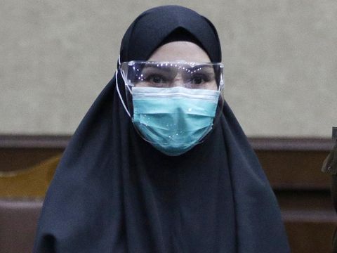 Terdakwa kasus penerimaan suap dari Djoko Tjandra terkait pengurusan fatwa Mahkamah Agung (MA), Pinangki Sirna Malasari menjalani sidang pembacaan Putusan di Pengadilan Tipikor, Jakarta, Senin (8/2/2021). Mantan Kepala Sub Bagian Pemantauan dan Evaluasi II pada Biro Perencanaan Jaksa Agung Muda Pembinaan Kejaksaan Agung itu divonis oleh Majelis Hakim 10 Tahun penjara ditambah denda Rp600 juta subsider 6 bulan kurungan. ANTARA FOTO/ Reno Esnir/foc.