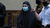 Mantan Kepala Sub Bagian Pemantauan dan Evaluasi II pada Biro Perencanaan Jaksa Agung Muda Pembinaan Kejaksaan Agung, Pinangki Sirna Malasari menjalani sidang vonis di Pengadilan Tipikor Jakarta, Senin (8/2/2012). ANTARA/Reno Esnir