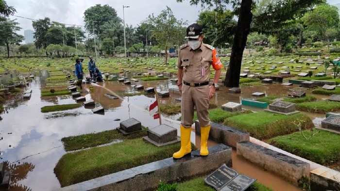 Plt Wali Kota Jakarta Pusat, Irwandi mengecek banjir di TPU Karet Bivak.