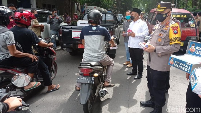 Polres Gresik menggandeng jurnalis mensosialisasikan protokol kesehatan (prokes) dan membagikan masker. Acara ini digelar untuk memperingati Hari Pers Nasional (HPN) 2021.