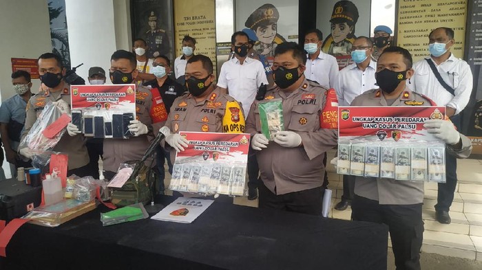 Polres Tangsel gagalkan peredaran uang palsu senilai Rp 2 miliar.