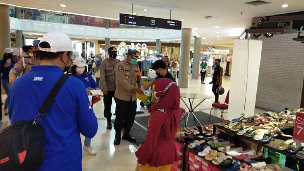 Polsek Cikarang Selatan bagi-bagi masker (Dok istimewa)