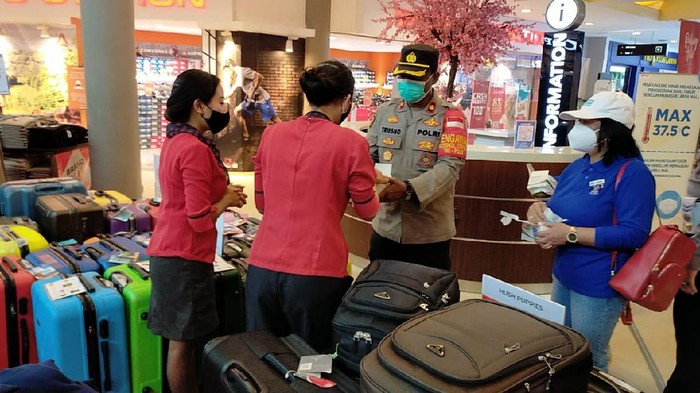 Polsek Cikarang Selatan bagi-bagi masker (Dok istimewa)
