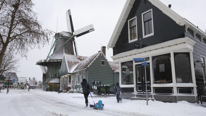 Potret Belanda Dilanda Badai Salju Seorang wanita menarik anaknya di atas kereta luncur di Zaandam, Amsterdam, Belanda, Minggu (7/2/2021).
Belanda tengah dilanda badai salju yang diketahui menjadi badai besar pertama dalam satu dekade.