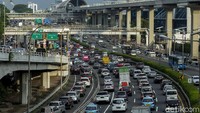 Di hari terakhir penerapan PPKM, antrean panjang kendaraan terlihat di sejumlah ruas jalan Ibu Kota.