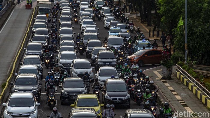 Kemacetan kendaraan terlihat di sejumlah ruas jalan Ibu Kota. Kemacetan tersebut terlihat di hari terakhir penerapan PPKM di Jakarta.