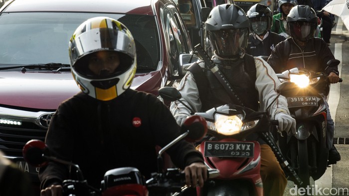Kemacetan kendaraan terlihat di sejumlah ruas jalan Ibu Kota. Kemacetan tersebut terlihat di hari terakhir penerapan PPKM di Jakarta.