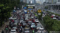 Kemacetan juga terlihat di Gerbang Tol Tebet 2. Sejumlah kendaraan roda empat mengantre untuk memasuki ruas tol.