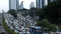 Di hari terakhir penerapan PPKM, sejumlah kendaraan tampak melintas di ruas-ruas jalan yang berada di kawasan Jakarta. Kemacetan pun tak terhindarkan, khususnya di saat jam pulang kerja.