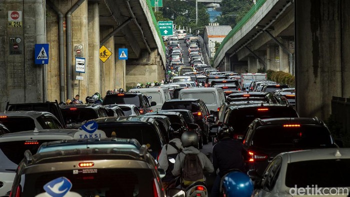 Kemacetan kendaraan terlihat di sejumlah ruas jalan Ibu Kota. Kemacetan tersebut terlihat di hari terakhir penerapan PPKM di Jakarta.