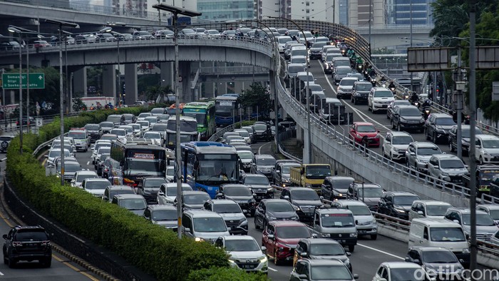 Kemacetan kendaraan terlihat di sejumlah ruas jalan Ibu Kota. Kemacetan tersebut terlihat di hari terakhir penerapan PPKM di Jakarta.