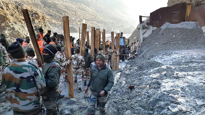 Banjir bandang India yang dipicu longsornya gletser di kawasan Himalaya mengakibatkan sedikitnya 170 orang hilang. Proses pencarian korban masih terus dilakukan
