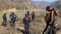 Seperti diketahui, insiden longsornya bongkahan gletser di kawasan Himalaya ke sungai India ini terjadi di bagian gletser Nanda Devi yang ada di wilayah Tapovan, Uttarakhand, India, pada Minggu (7/2) waktu setempat. Penyebab longsornya bongkahan gletser itu tidak diketahui pasti. AP Photo/Rishabh R. Jain.