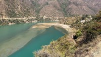 Insiden itu memicu banjir bandang yang menerjang sungai-sungai di lembah kawasan Dhauliganga, hingga menghancurkan pusat pembangkit listrik tenaga air Rishiganga di Sungai Alaknanda dan merusak pusat pembangkit listrik tenaga air Dhauliganga serta desa-desa dan rumah-rumah di sekitarnya. Media lokal menyebut bencana ini sebagai tsunami Himalaya akibat arus deras yang terjadi di area pegunungan setelah bongkahan gletser longsor ke sungai. Dengan membawa lumpur dan bebatuan, arus deras itu menghantam dan merusak apapun yang ada di jalur sungai, termasuk rumah, gedung, jalan dan jembatan. AP Photo/Rishabh R. Jain.