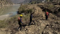 Proses pencarian korban banjir bandang di India yang terjadi akibat dipicu longsornya gletser di kawasan Himalaya terus dilakukan. Ratusan petugas penyelamat melanjutkan operasi pencarian mereka pada Senin (8/2) termasuk tim tanggap bencana nasional negara bagian, tim penyelamat angkatan darat dan angkatan laut. AP Photo/Rishabh R. Jain.
