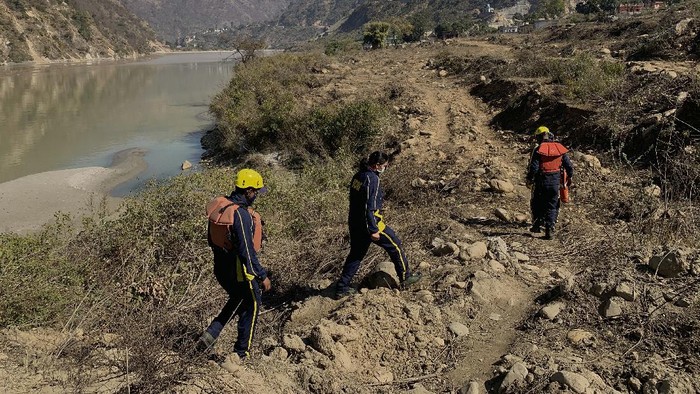 Proses Pencarian Korban 'Tsunami Himalaya' di India Terus Berlanjut Banjir bandang India yang dipicu longsornya gletser di kawasan Himalaya mengakibatkan sedikitnya 170 orang hilang. Proses pencarian korban masih terus dilakukan