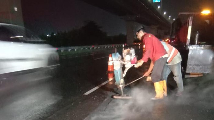 Proses perbaikan jalan berlubang yang bikin ban pecah di Km 39+500 Tol Jakarta-Cikampek