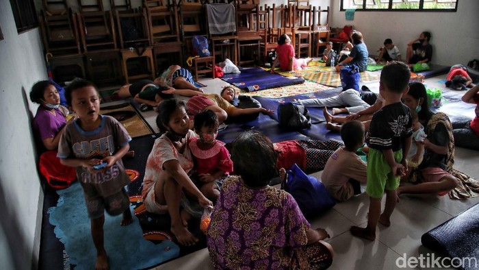 Gedung sekolah di kawasan Kebon Pala, menjadi tempat mengungsi ratusan warga yang terdampak banjir di kawasan tersebut. Berikut penampakannya.