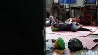 Sejumlah warga beraktivitas di area gedung sekolah yang dialihfungsikan menjadi tempat mengungsi warga terdampak banjir di kawasan Kebon Pala.