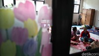 Ruang kelas yang ada di dalam gedung sekolah tersebut dijadikan tempat pengungsian sementara bagi warga yang terdampak banjir.