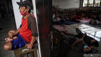 Sejumlah warga tampak beristirahat di dalam ruang kelas tersebut.
