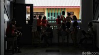 Sejumlah anak beraktivitas di area gedung sekolah yang dijadikan tempat pengungsian sementara bagi warga yang terdampak banjir di kawasan Kebon Pala, Jakarta Timur.