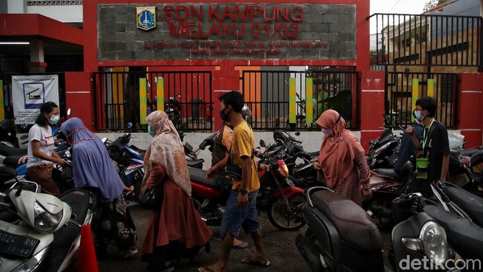 Ratusan Korban Banjir Kebon Pala Mengungsi di Gedung Sekolah Gedung sekolah di kawasan Kebon Pala, menjadi tempat mengungsi ratusan warga yang terdampak banjir di kawasan tersebut. Berikut penampakannya.