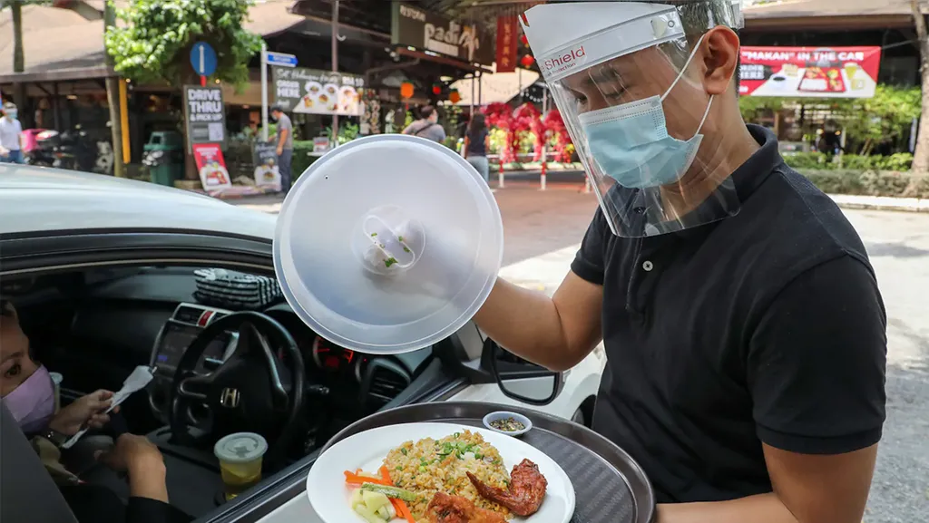 Restoran Ini Tawarkan Sensasi Makan Menu Pesawat di Dalam Mobil
