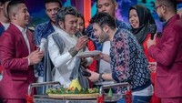 Bersama ayahanda tercinta, begini kedekatan Ridho Rhoma saat disuapi nasi tumpeng. Momen ini ditampilkan salah satu stasiun televisi beberapa tahun yang lalu. Foto: Instagram @ridho_rhoma