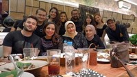 Ini momen Ridho Rhoma bersama teman-temannya di sebuah restoran. Banyak makanan yang mereka nikmati bersama. Foto: Instagram @ridho_rhoma