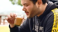 Ia juga rajin mengunggah potretnya kulinernya di akun Instagram. Seperti momennya saat minum secangkir kopi susu ini. Foto: Instagram @ridho_rhoma